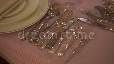 镶有餐具的镀金典雅套装。 库存录像。 带有各种风格的皇家节日豪华餐桌